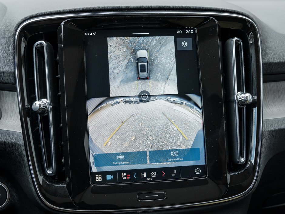 2025 Volvo XC40 B5 AWD Plus Dark Theme  CLIMATE PACK  22 WHEELS-13