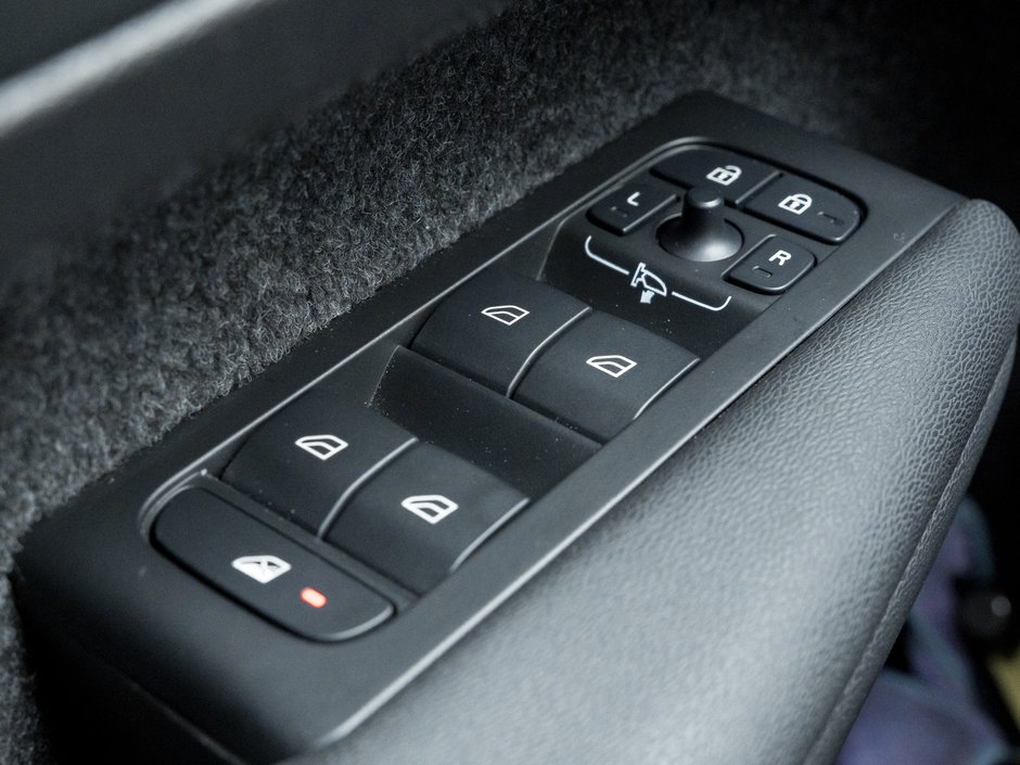 2025 Volvo XC40 B5 AWD Plus Dark Theme  CLIMATE PACK  22 WHEELS-15