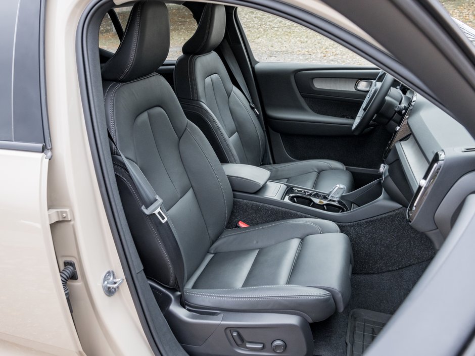 2025 Volvo XC40 B5 AWD Plus Dark Theme  CLIMATE PACK  22 WHEELS-23