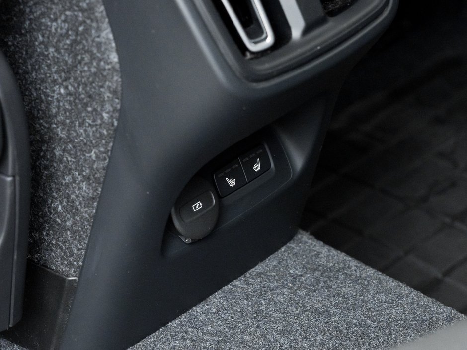 2025 Volvo XC40 B5 AWD Plus Dark Theme  CLIMATE PACK  22 WHEELS-25