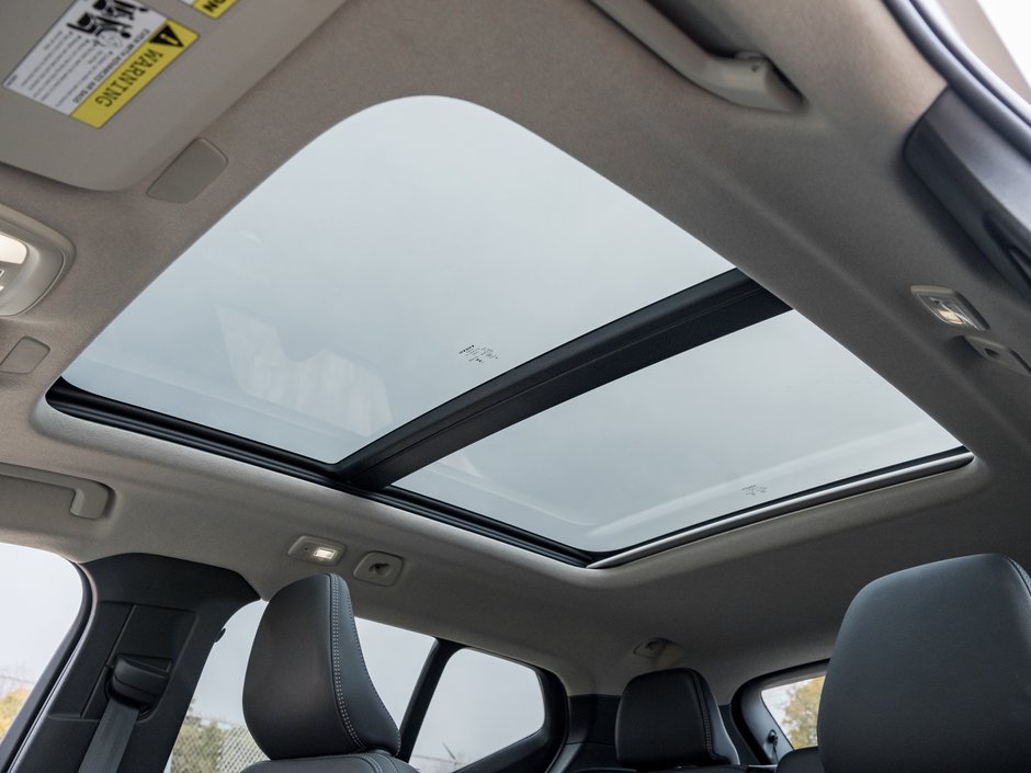 2025 Volvo XC40 B5 AWD Plus Dark Theme  CLIMATE PACK  22 WHEELS-22