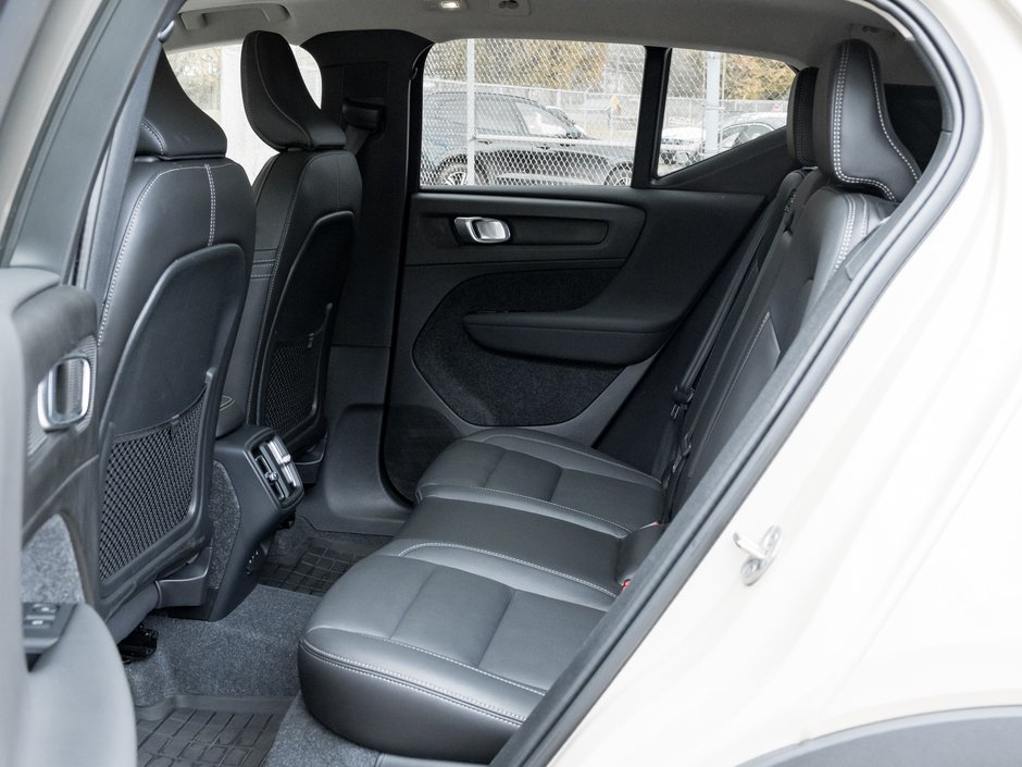 2025 Volvo XC40 B5 AWD Plus Dark Theme  CLIMATE PACK  22 WHEELS-24