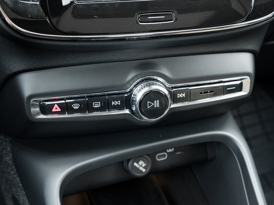 2025 Volvo XC40 B5 AWD Plus Dark Theme  CLIMATE PACK  22 WHEELS-19