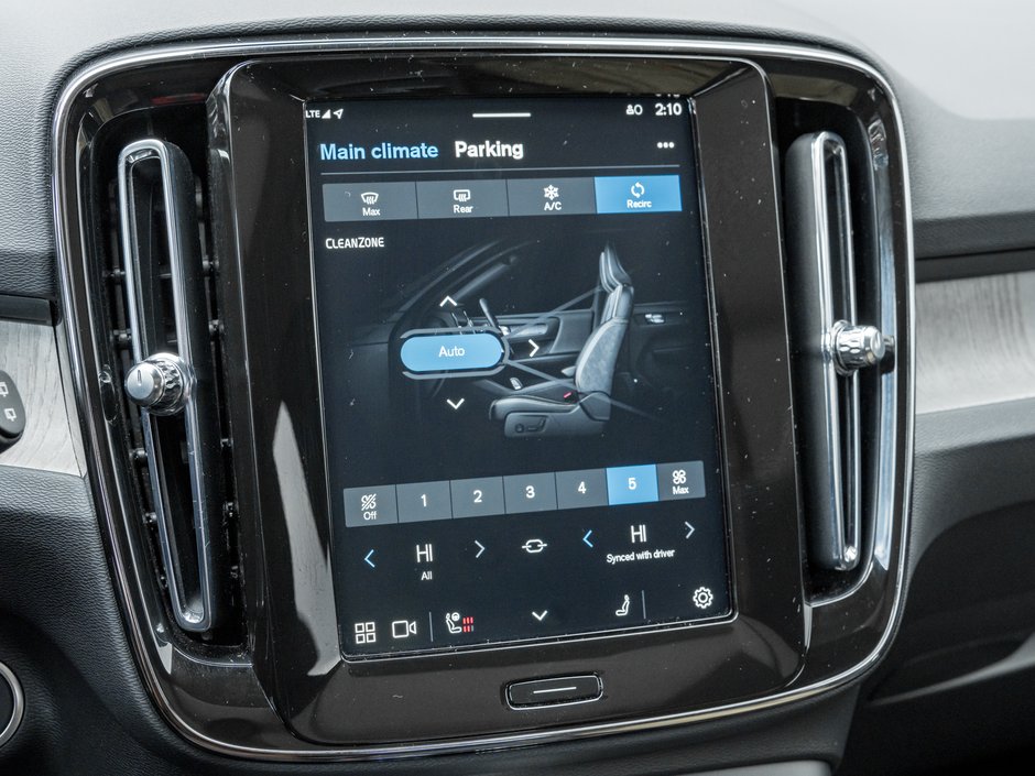 2025 Volvo XC40 B5 AWD Plus Dark Theme  CLIMATE PACK  22 WHEELS-20