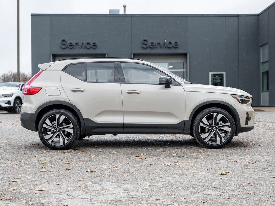 2025 Volvo XC40 B5 AWD Plus Dark Theme  CLIMATE PACK  22 WHEELS-4