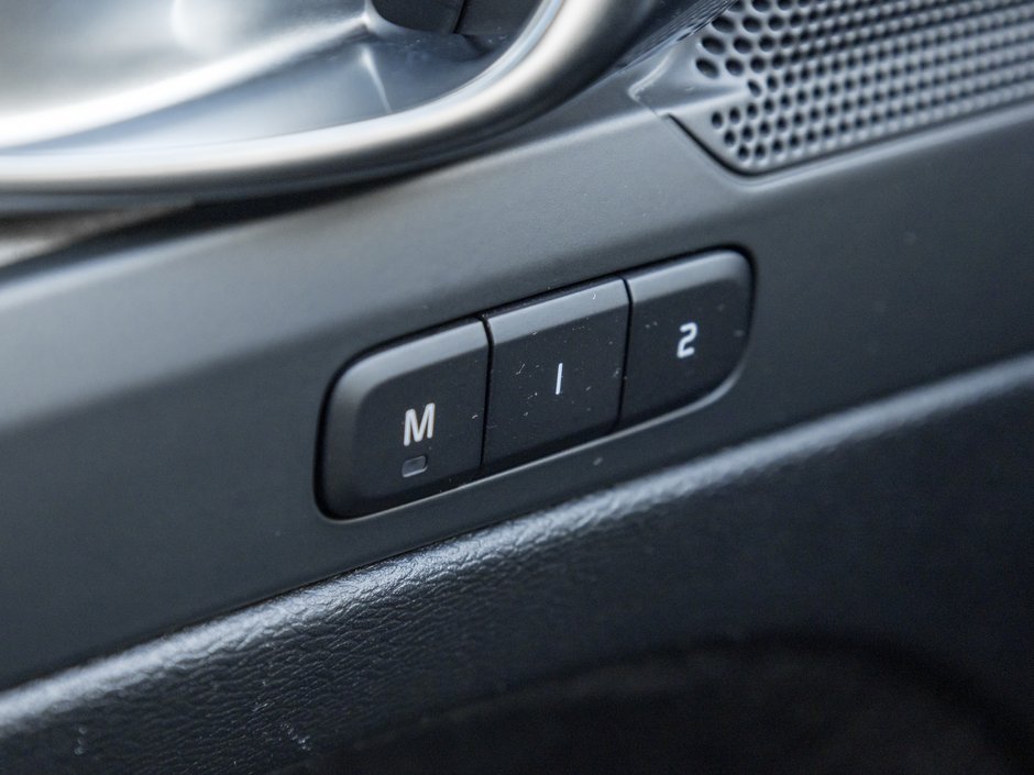 2025 Volvo XC40 B5 AWD Core Bright Theme  LIKE NEW  VOLVO CPO-13