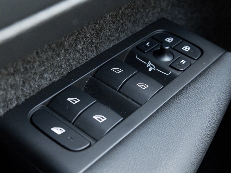 2025 Volvo XC40 B5 AWD Core Bright Theme  LIKE NEW  VOLVO CPO-12