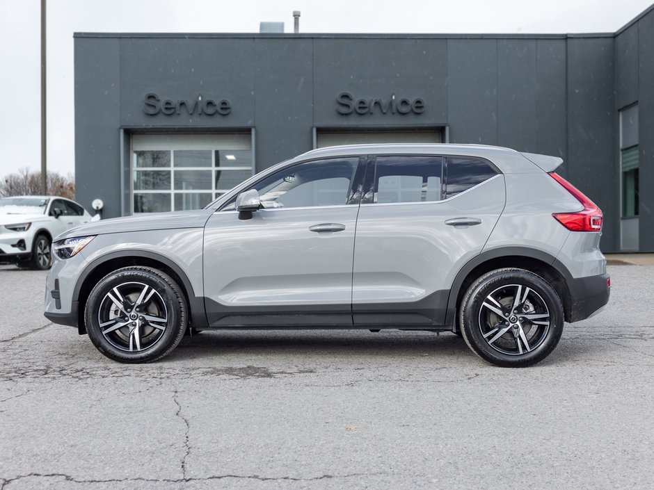 2025 Volvo XC40 B5 AWD Core Bright Theme  LIKE NEW  VOLVO CPO-2