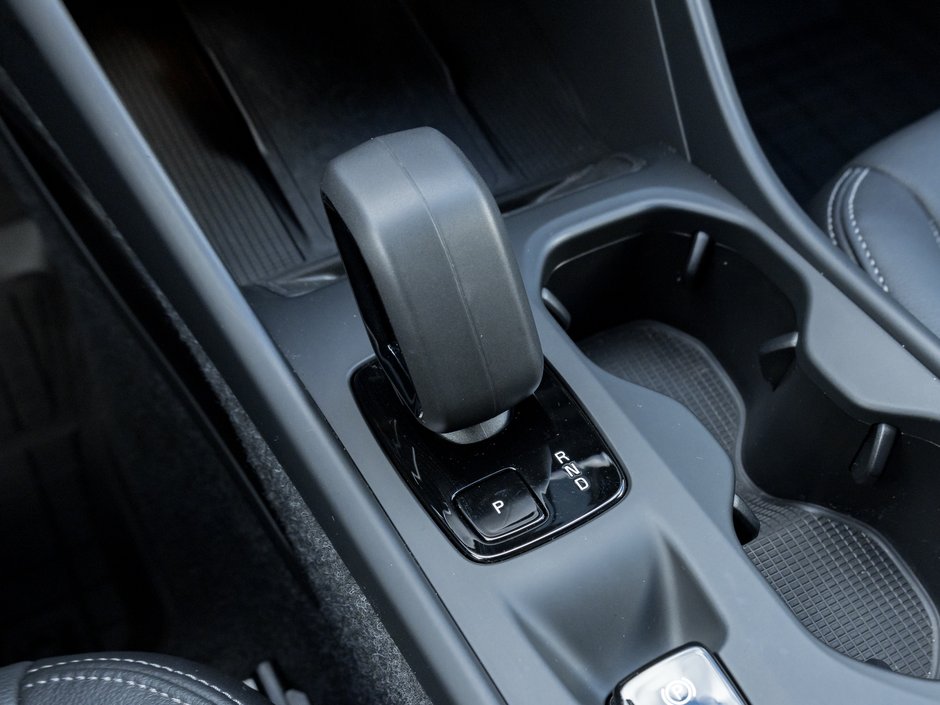 2025 Volvo XC40 B5 AWD Core Bright Theme  LIKE NEW  VOLVO CPO-14