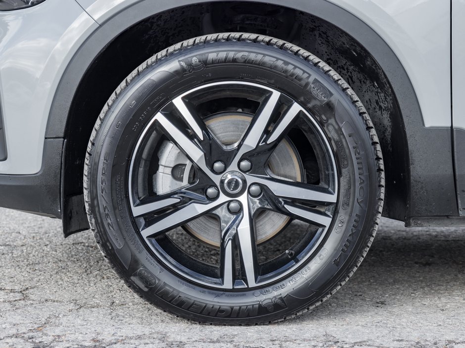 2025 Volvo XC40 B5 AWD Core Bright Theme  LIKE NEW  VOLVO CPO-3