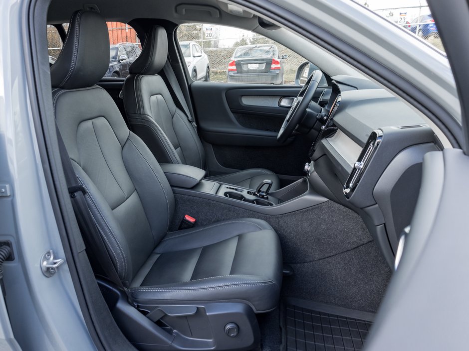 2025 Volvo XC40 B5 AWD Core Bright Theme  LIKE NEW  VOLVO CPO-19