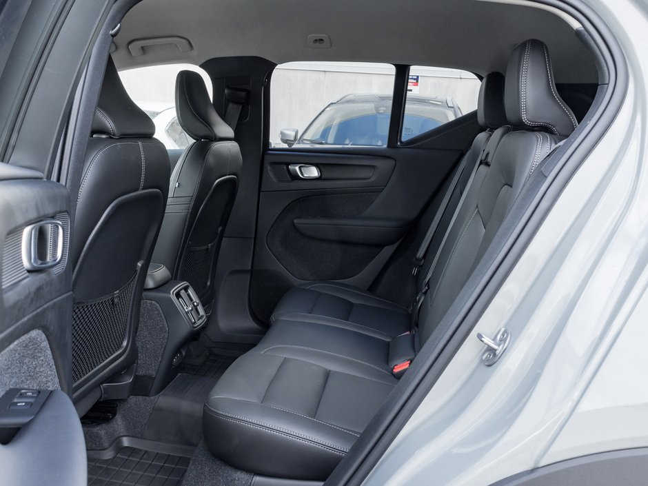 2025 Volvo XC40 B5 AWD Core Bright Theme  LIKE NEW  VOLVO CPO-20