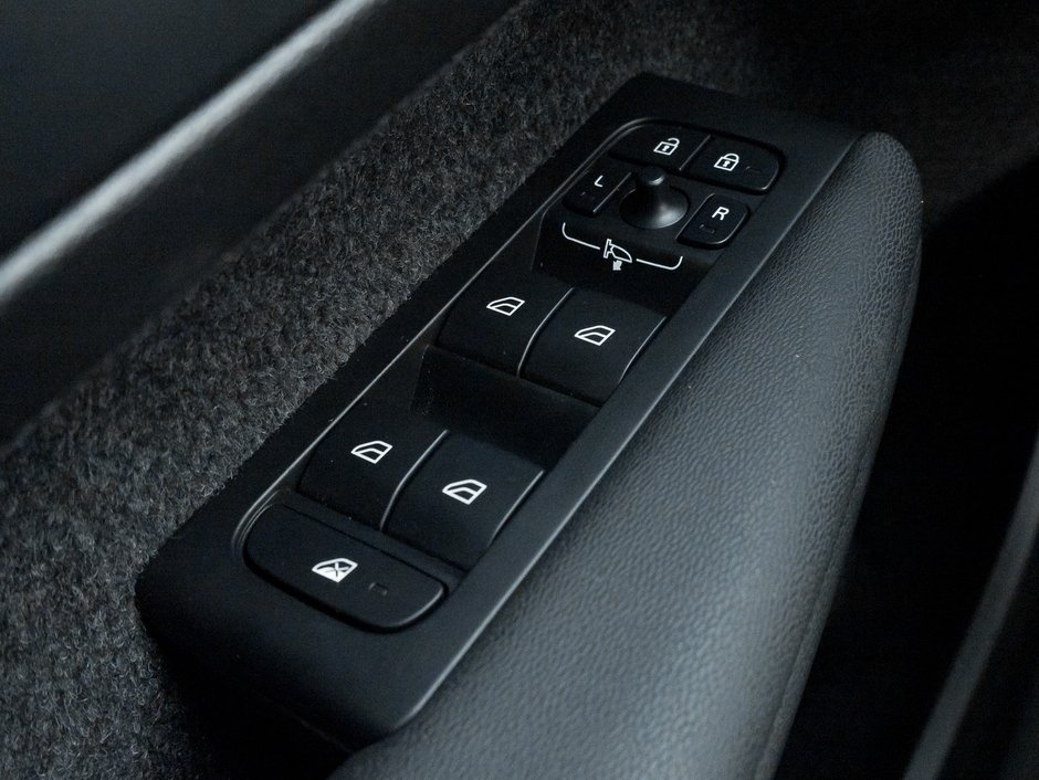 2025 Volvo XC40 B5 AWD Core Bright Theme POWER PANO ROOF-VOLVO CPO-12