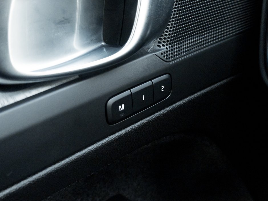 2025 Volvo XC40 B5 AWD Core Bright Theme POWER PANO ROOF-VOLVO CPO-13