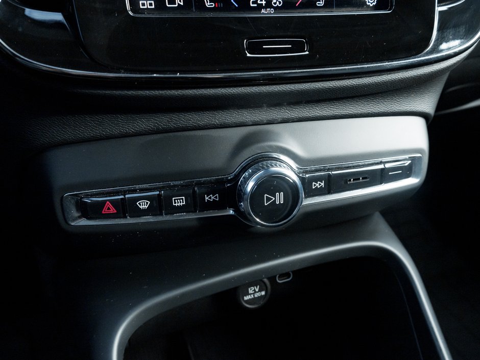 2025 Volvo XC40 B5 AWD Core Bright Theme POWER PANO ROOF-VOLVO CPO-16