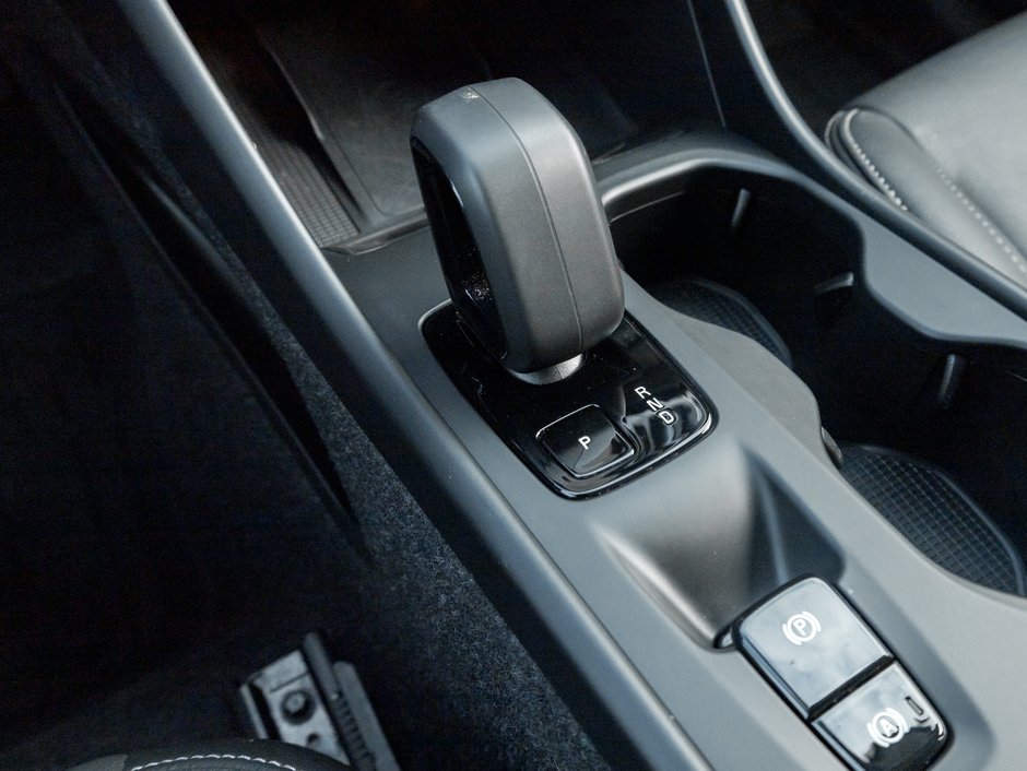 2025 Volvo XC40 B5 AWD Core Bright Theme POWER PANO ROOF-VOLVO CPO-14