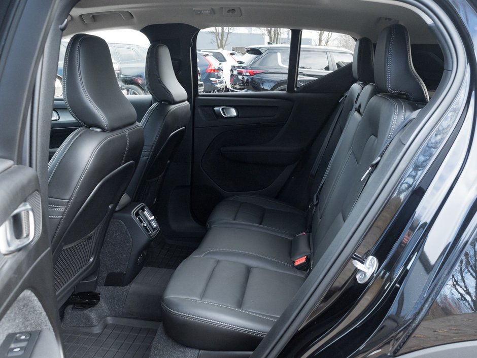 2025 Volvo XC40 B5 AWD Core Bright Theme POWER PANO ROOF-VOLVO CPO-21