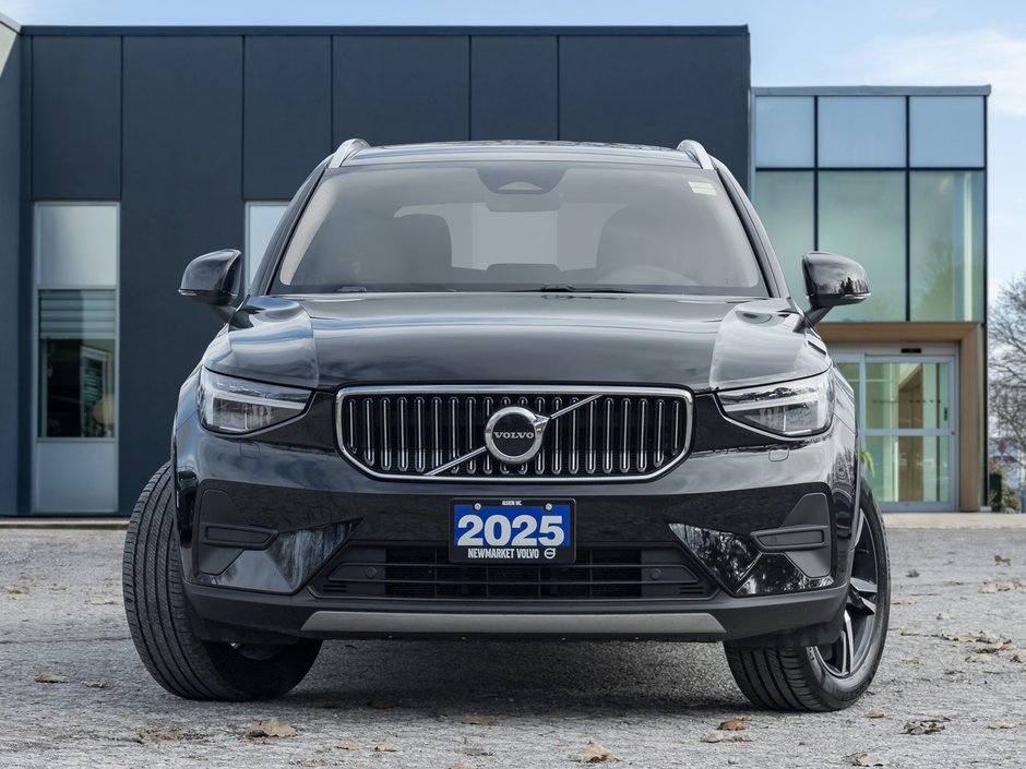 2025 Volvo XC40 B5 AWD Core Bright Theme POWER PANO ROOF-VOLVO CPO-1