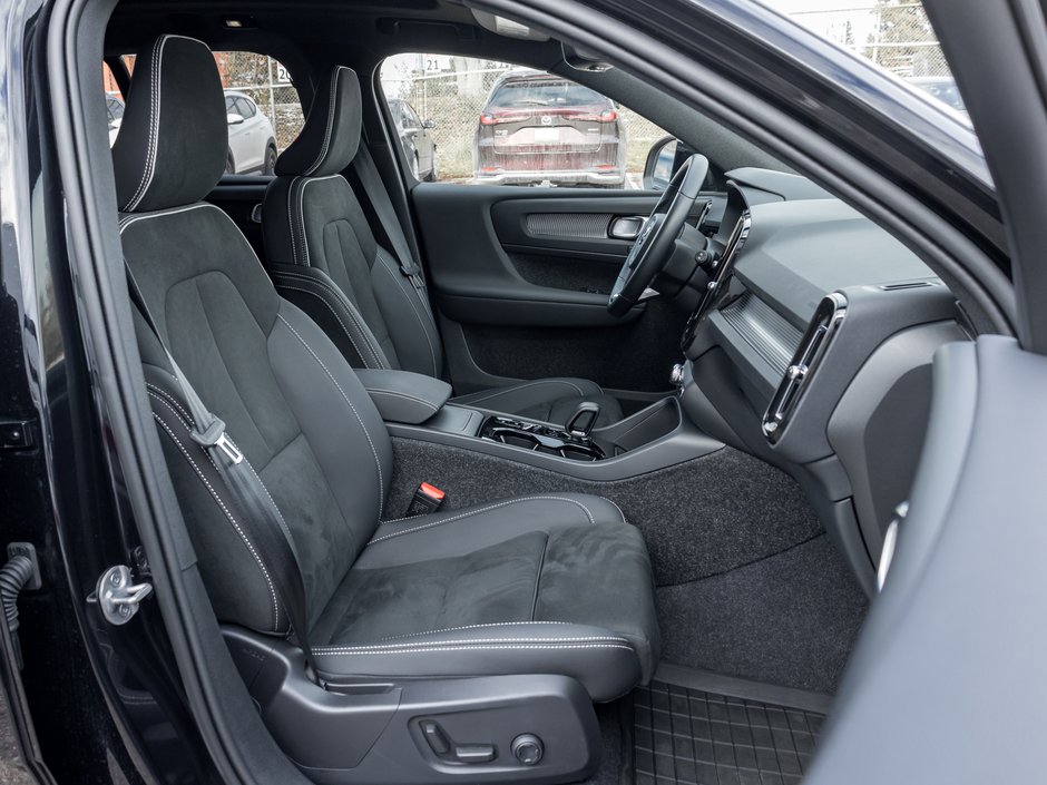 2025 Volvo XC40 B5 AWD PLUS  20 ALLOY WHEELS  CLIMATE PACK  CPO-21