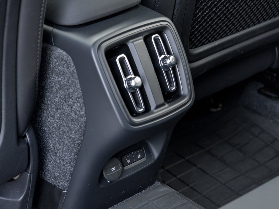 2025 Volvo XC40 B5 AWD PLUS  20 ALLOY WHEELS  CLIMATE PACK  CPO-23