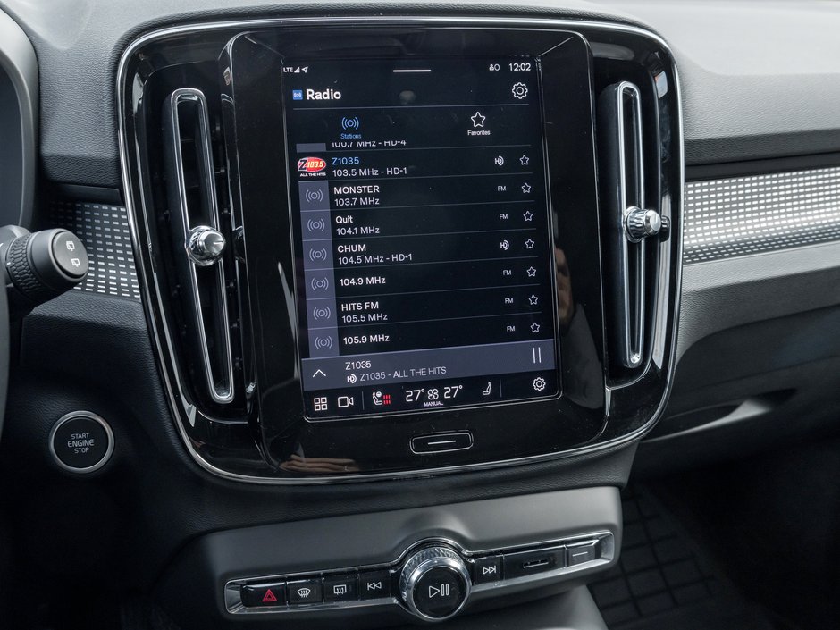 2025 Volvo XC40 B5 AWD PLUS  20 ALLOY WHEELS  CLIMATE PACK  CPO-19