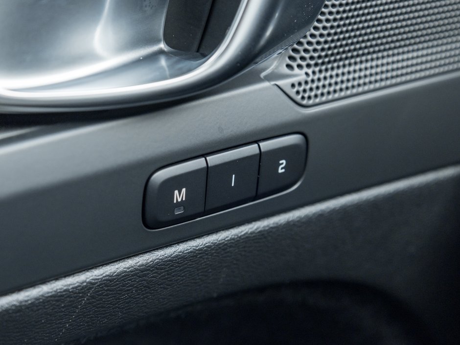 2025 Volvo XC40 B5 AWD PLUS  20 ALLOY WHEELS  CLIMATE PACK  CPO-14