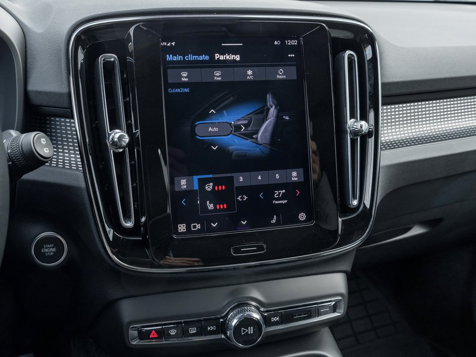 2025 Volvo XC40 B5 AWD PLUS  20 ALLOY WHEELS  CLIMATE PACK  CPO-18