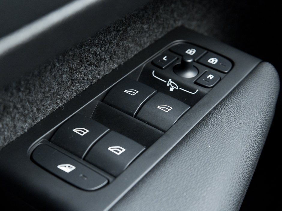 2025 Volvo XC40 B5 AWD PLUS  20 ALLOY WHEELS  CLIMATE PACK  CPO-13