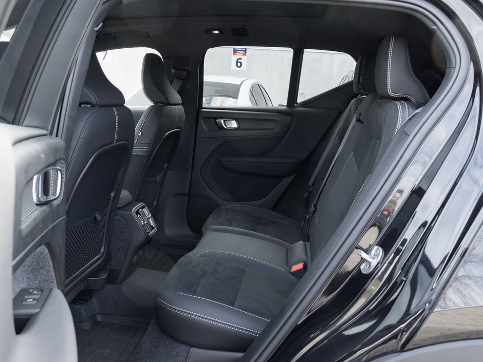 2025 Volvo XC40 B5 AWD PLUS  20 ALLOY WHEELS  CLIMATE PACK  CPO-22