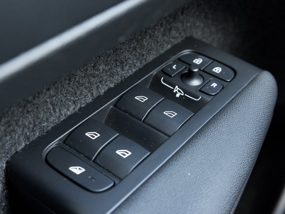 Volvo XC40 B5 AWD Plus Dark Theme CLOUD BLUE VOLVO CPO 2025-13