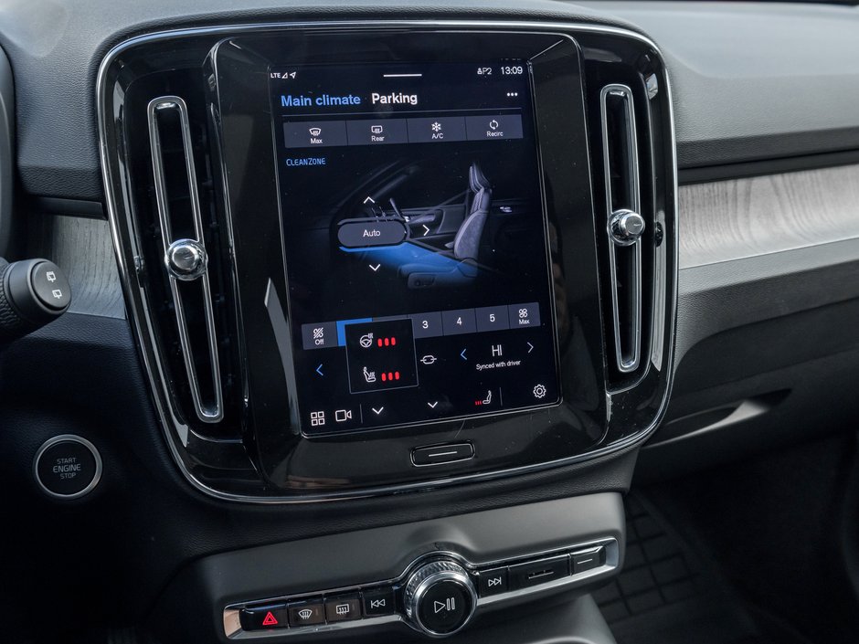 Volvo XC40 B5 AWD Plus Dark Theme CLOUD BLUE VOLVO CPO 2025-18