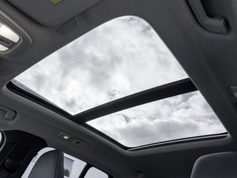 Volvo XC40 B5 AWD Plus Dark Theme CLOUD BLUE VOLVO CPO 2025-20