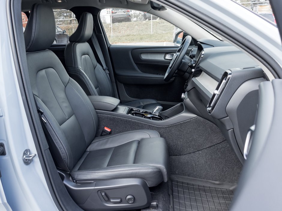 Volvo XC40 B5 AWD Plus Dark Theme CLOUD BLUE VOLVO CPO 2025-21