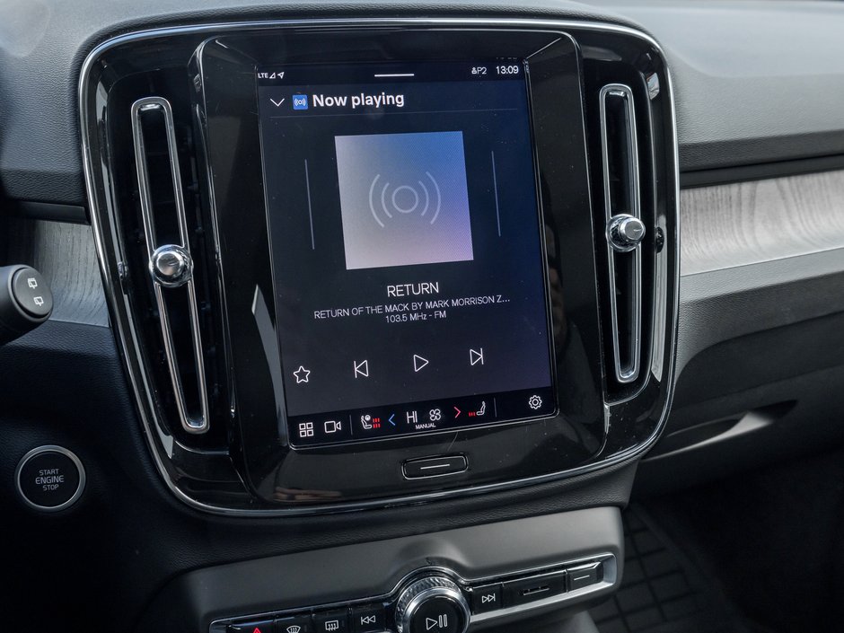 Volvo XC40 B5 AWD Plus Dark Theme CLOUD BLUE VOLVO CPO 2025-19