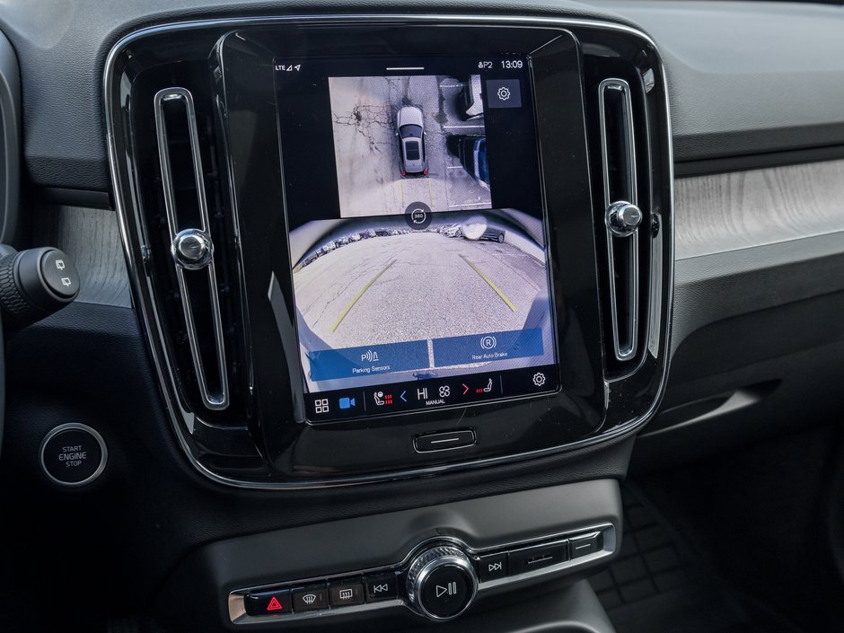 Volvo XC40 B5 AWD Plus Dark Theme CLOUD BLUE VOLVO CPO 2025-11