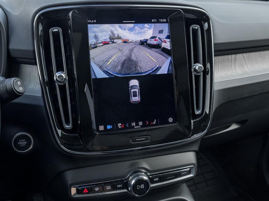 Volvo XC40 B5 AWD Plus Dark Theme CLOUD BLUE VOLVO CPO 2025-12