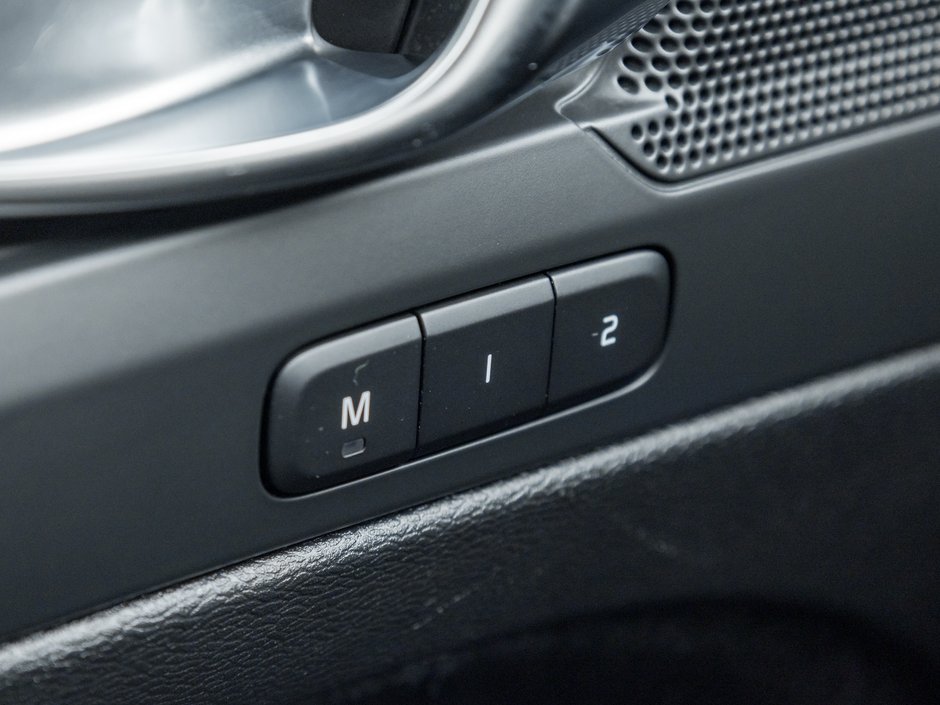 Volvo XC40 B5 AWD Plus  20 ALLOY WHEELS  CPO  LOW KM 2025-14