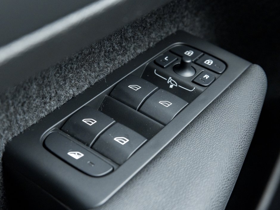 Volvo XC40 B5 AWD Plus  20 ALLOY WHEELS  CPO  LOW KM 2025-13