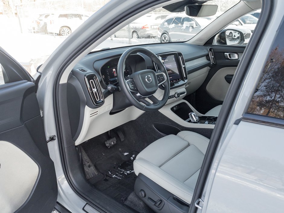 Volvo XC40 B5 AWD Plus Dark Theme  20 ALLOY WHEELS  CPO 2025-6