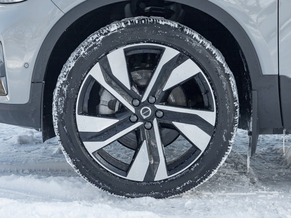 Volvo XC40 B5 AWD Plus Dark Theme  20 ALLOY WHEELS  CPO 2025-3