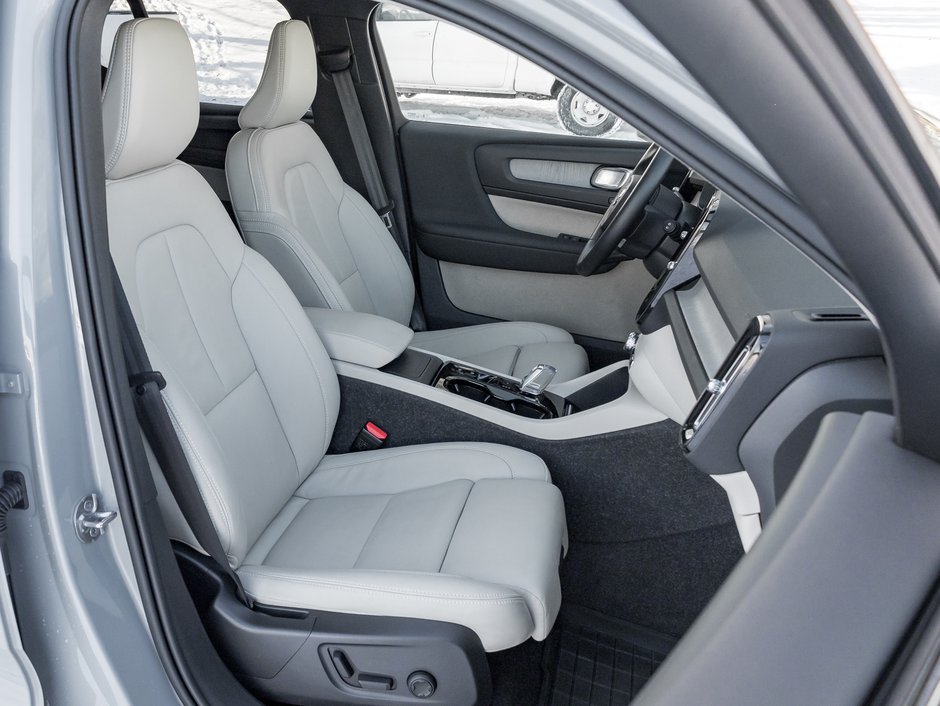 Volvo XC40 B5 AWD Plus Dark Theme  20 ALLOY WHEELS  CPO 2025-21