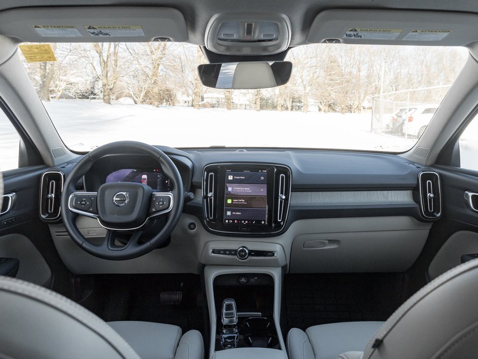 Volvo XC40 B5 AWD Plus Dark Theme  20 ALLOY WHEELS  CPO 2025-24