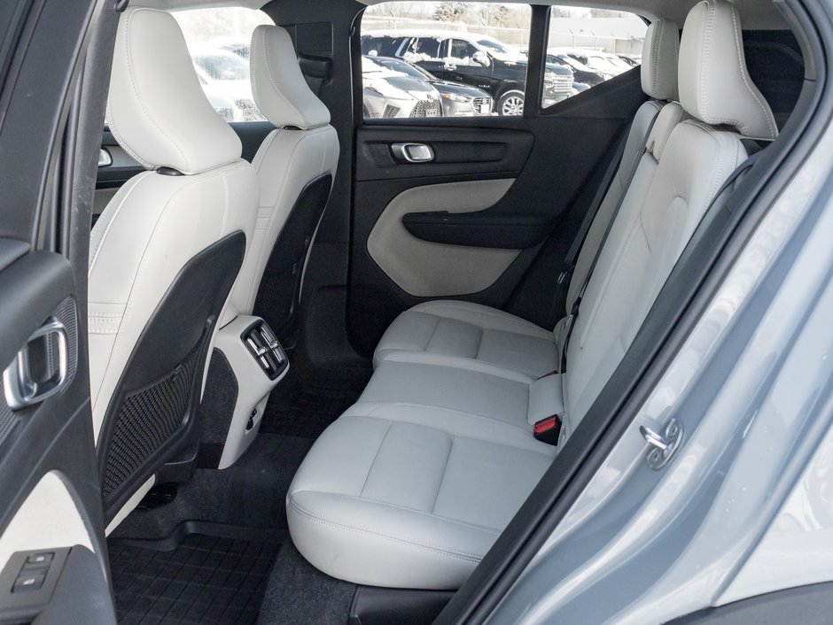 Volvo XC40 B5 AWD Plus Dark Theme  20 ALLOY WHEELS  CPO 2025-22