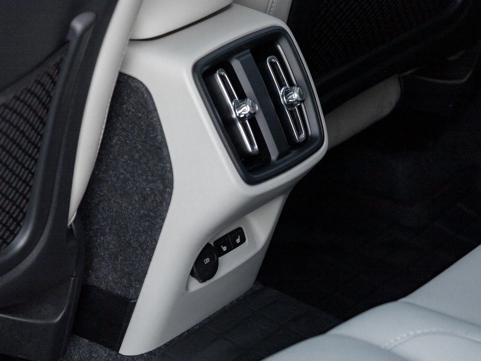 Volvo XC40 B5 AWD Plus Dark Theme  20 ALLOY WHEELS  CPO 2025-23