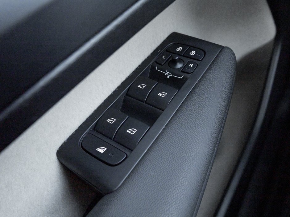 Volvo XC40 B5 AWD Plus Dark Theme  20 ALLOY WHEELS  CPO 2025-13