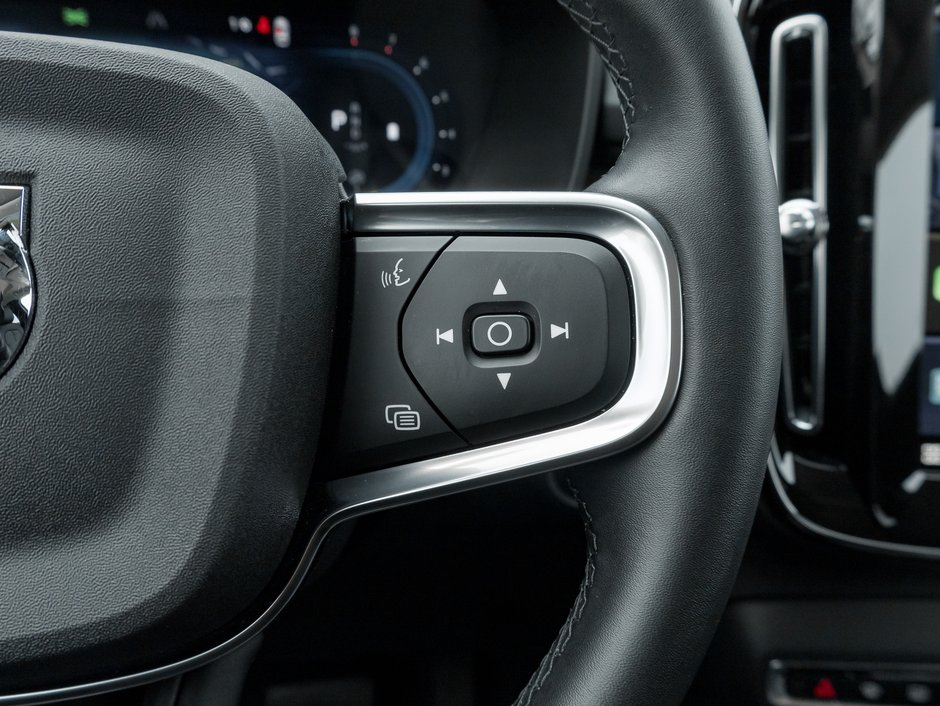 Volvo XC40 B5 AWD PLUS  LIKE NEW  20 ALLOY WHEELS  CPO 2025-10