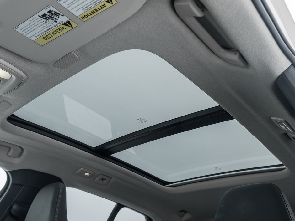 Volvo XC40 B5 AWD PLUS  LIKE NEW  20 ALLOY WHEELS  CPO 2025-21