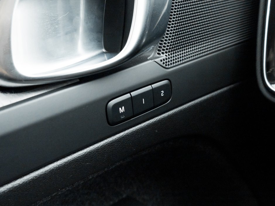 Volvo XC40 B5 AWD PLUS  LIKE NEW  20 ALLOY WHEELS  CPO 2025-15