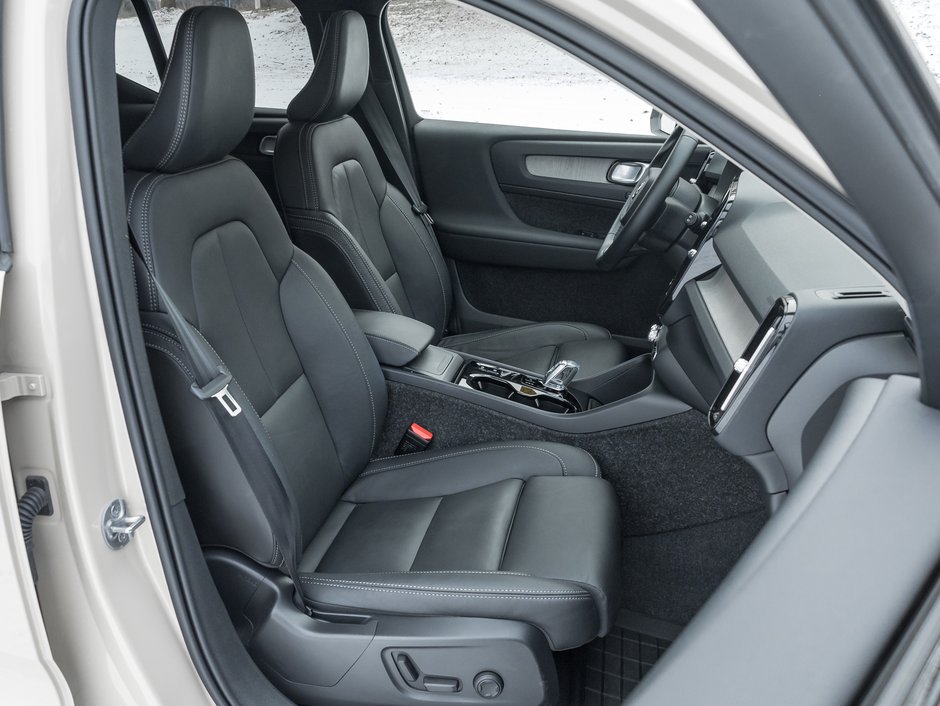 Volvo XC40 B5 AWD PLUS  LIKE NEW  20 ALLOY WHEELS  CPO 2025-22