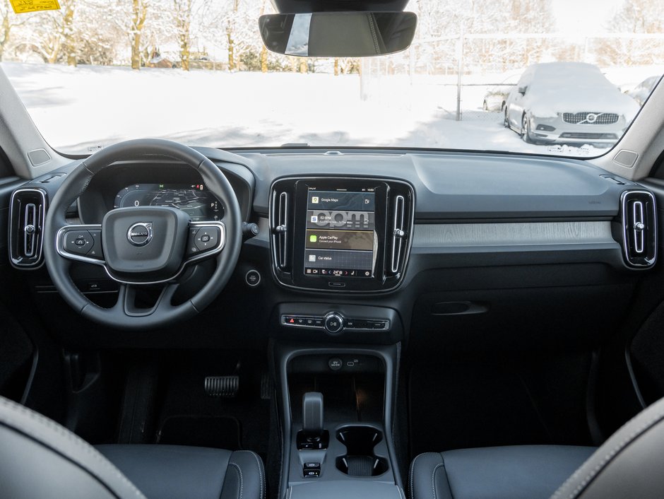 Volvo XC40 B5 AWD Core  LOW KM  CLIMATE PACK  CPO 2025-22